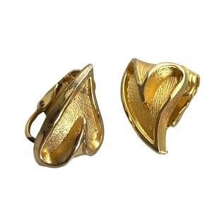 Vintage gold tone unsigned clip on‎ heart shape earrings OS